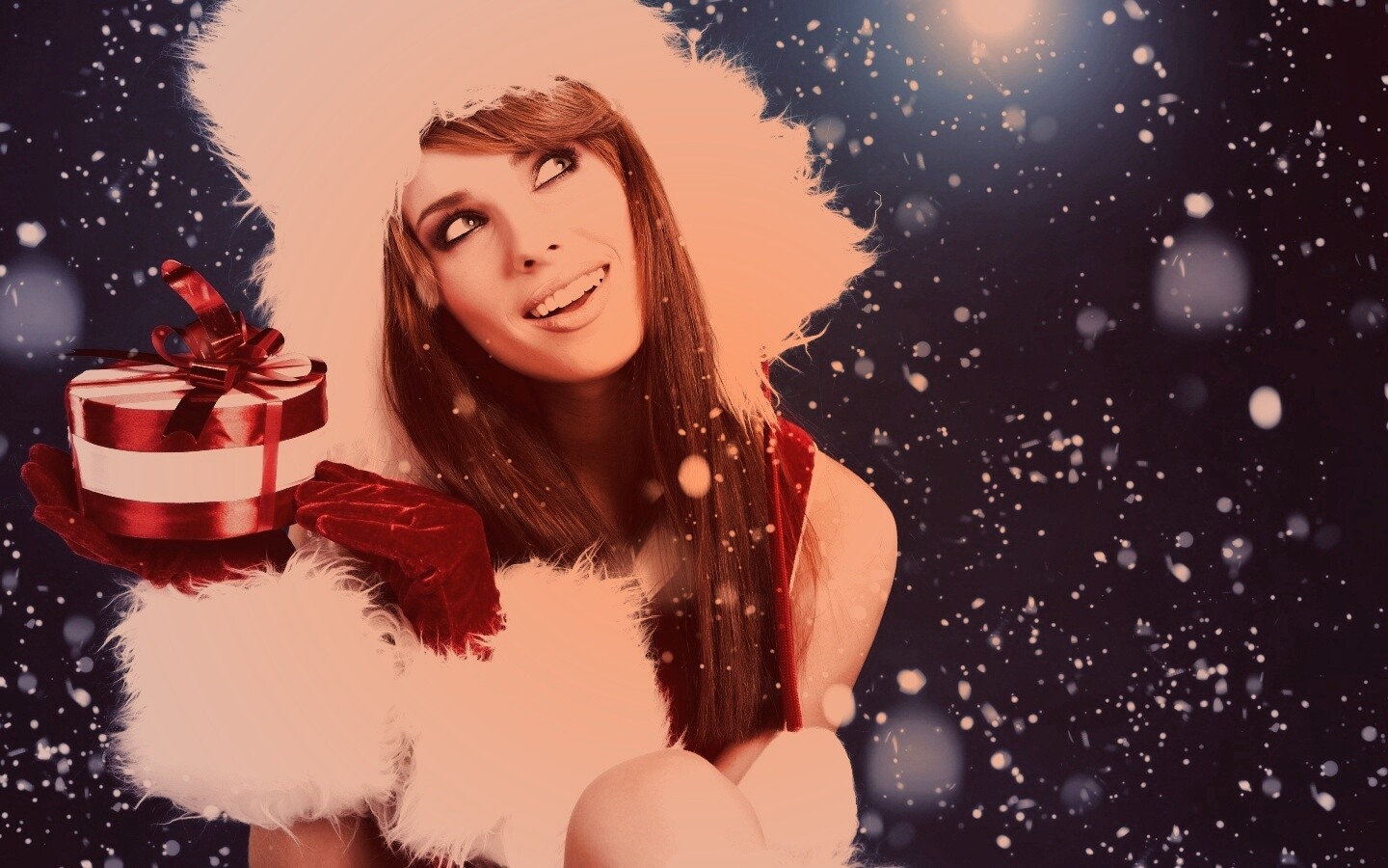 Девушка с новогодним подарком обои