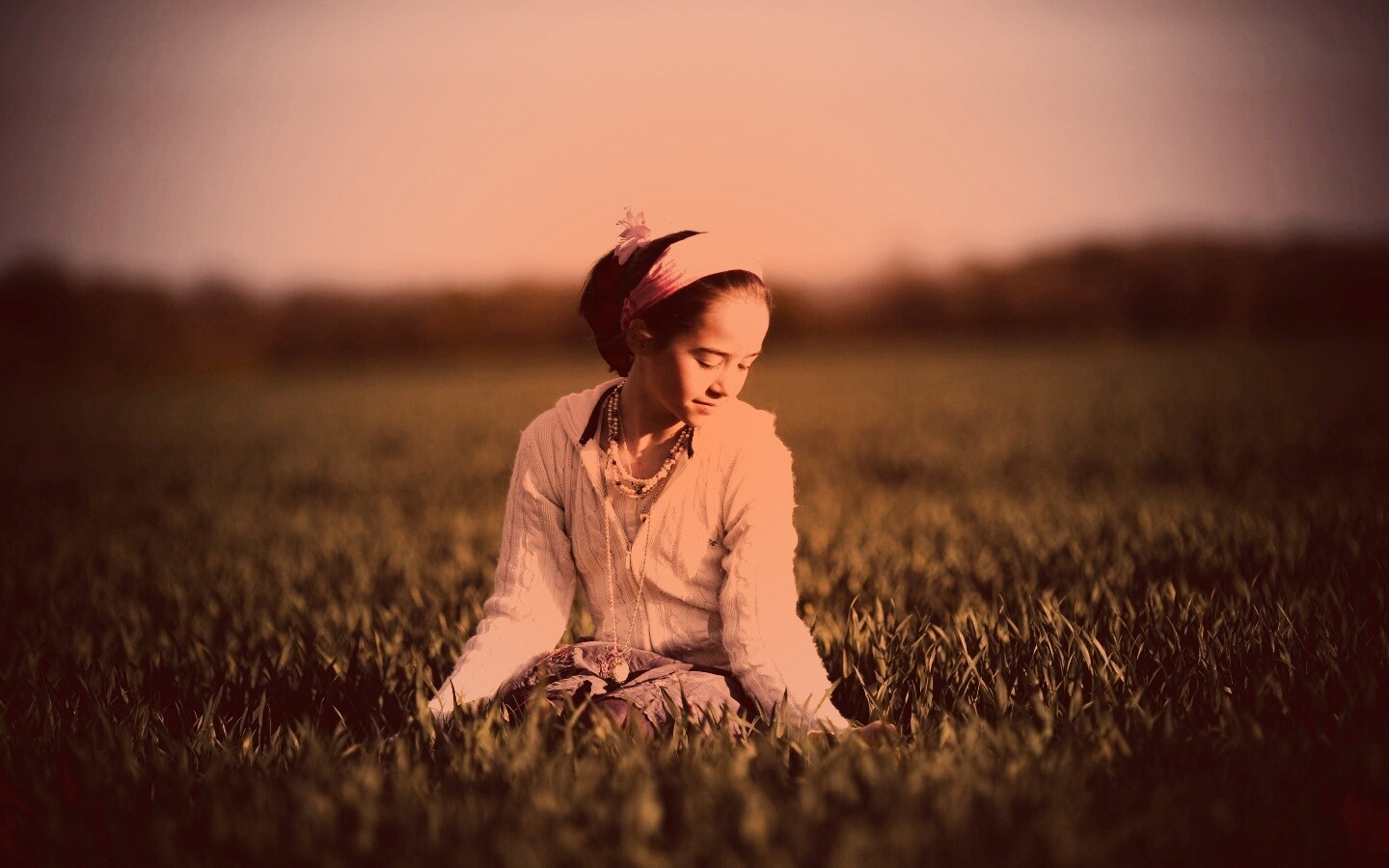 Девочка на траве обои