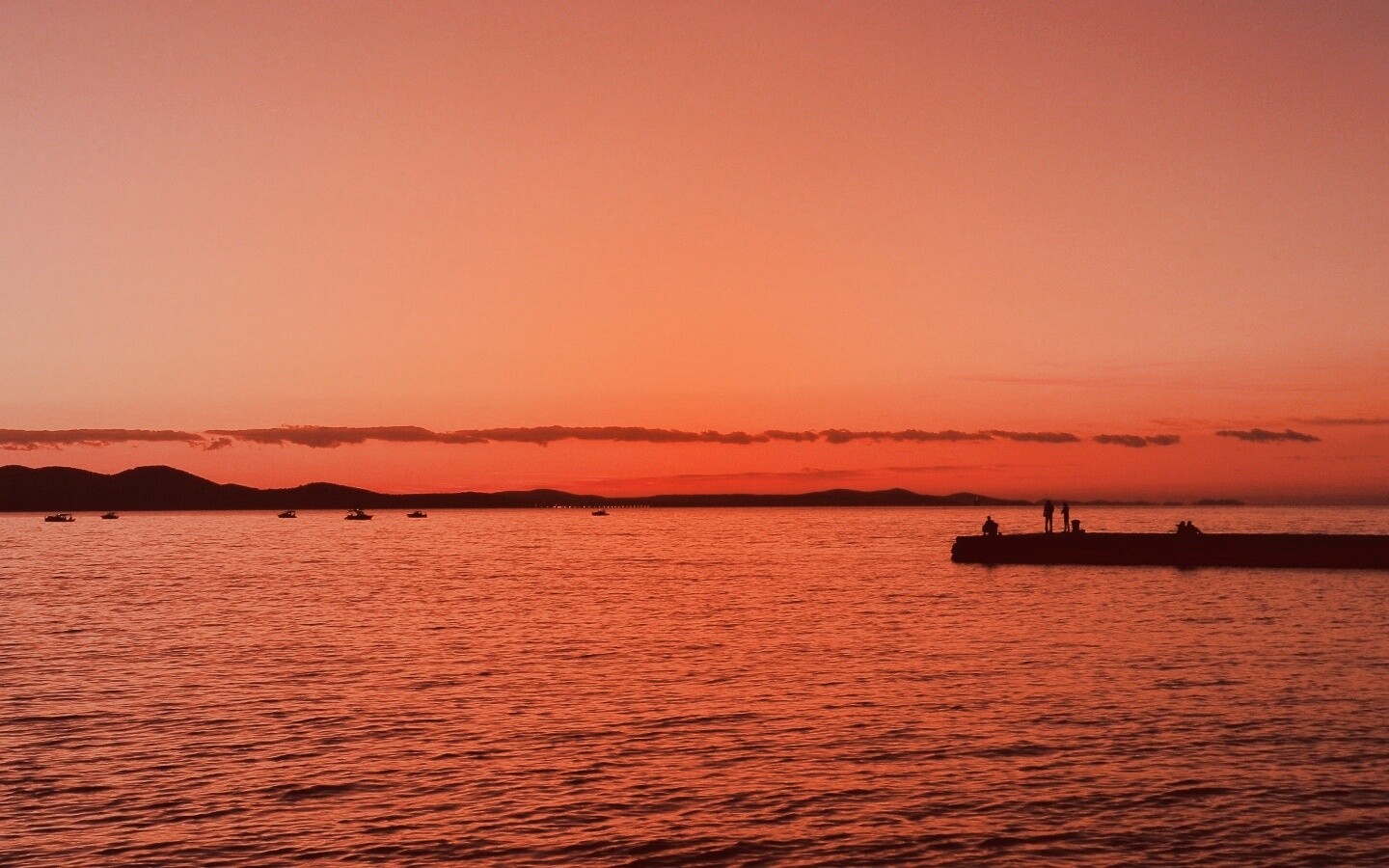 Одинокая пристань на озере обои