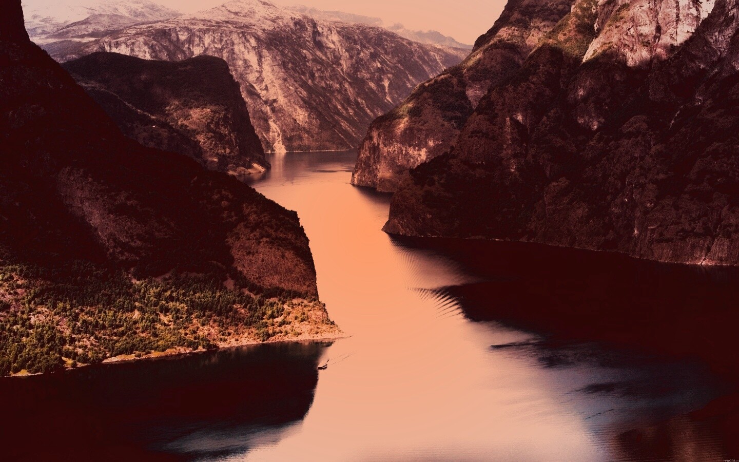 Лодка на реке среди высоких гор обои