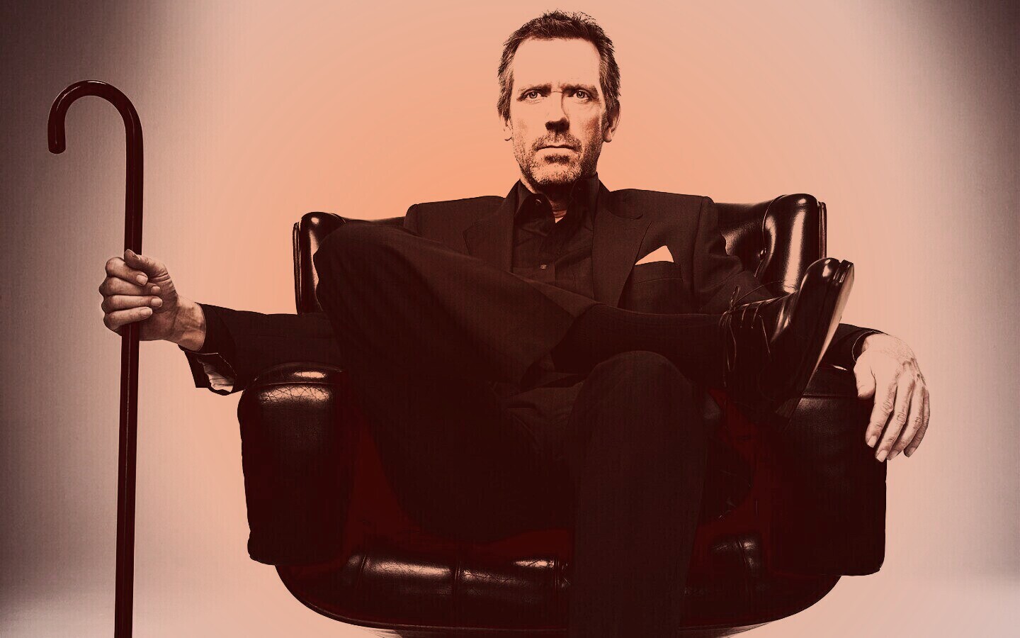 Хью Лори в кресле обои