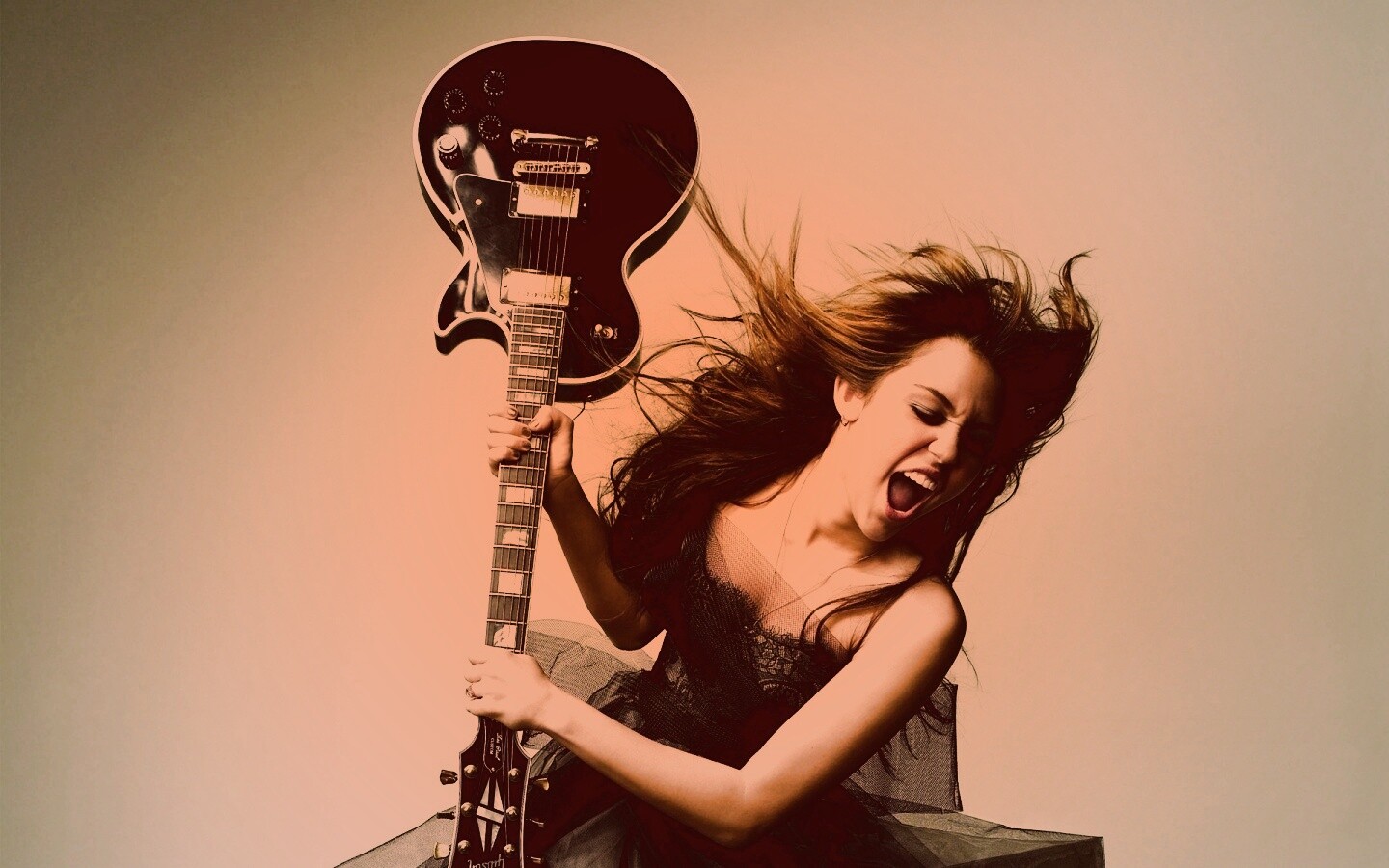 Miley Cyrus разбивает гитару обои