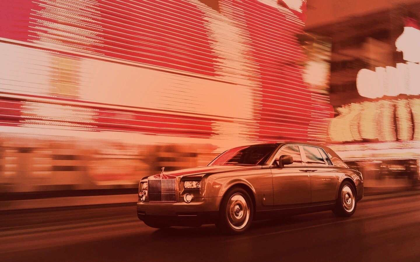 Rolls-Royce Phantom едет через город обои