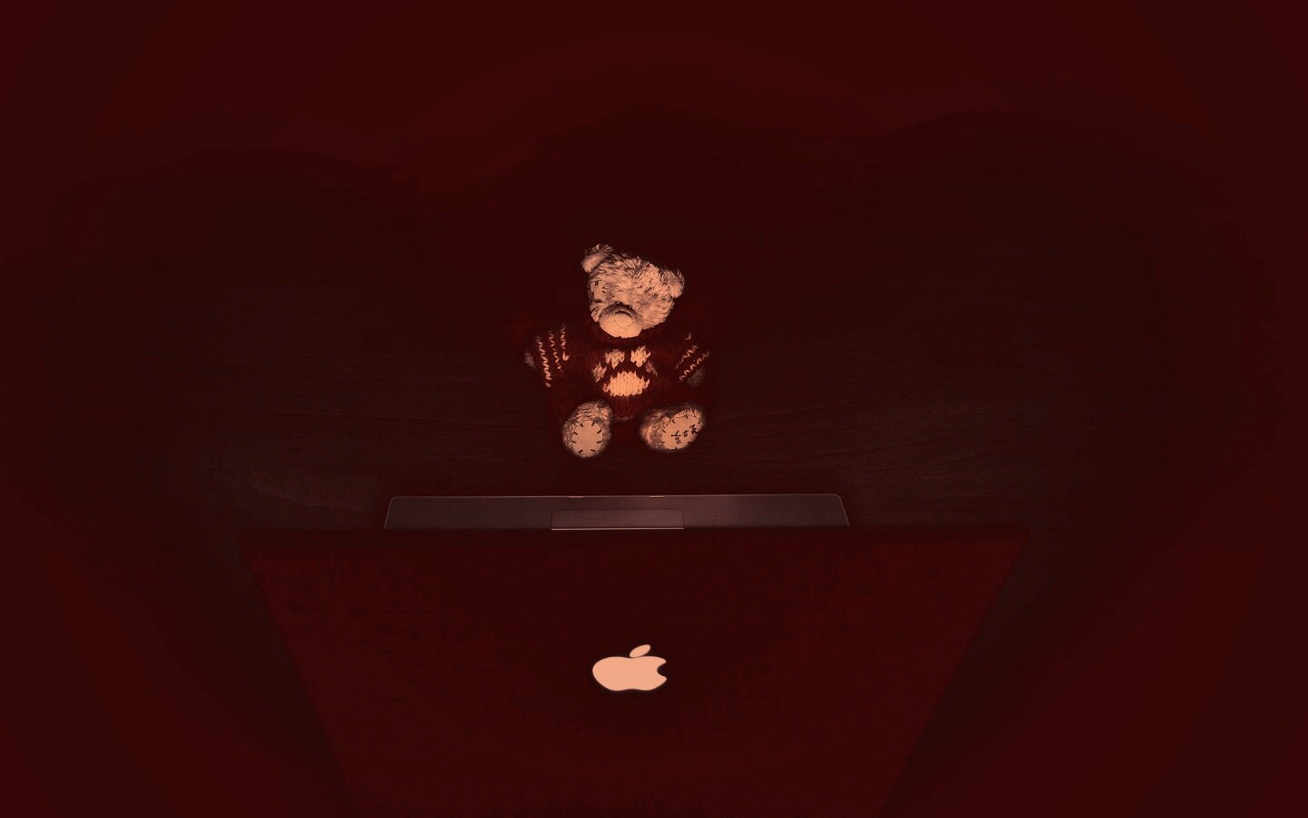 Плюшевый мишка за ноутбуком обои