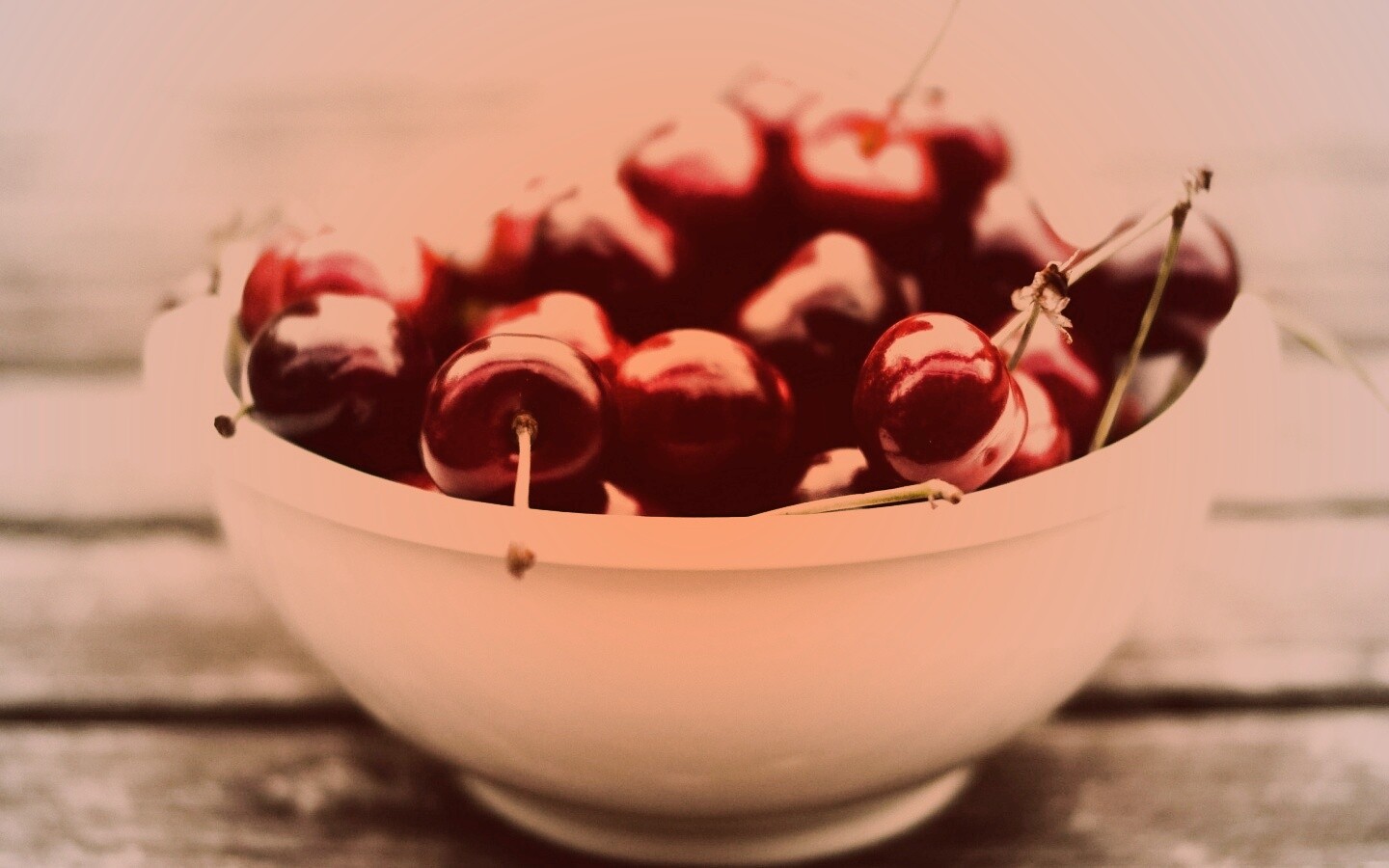 Миска спелой черешни обои