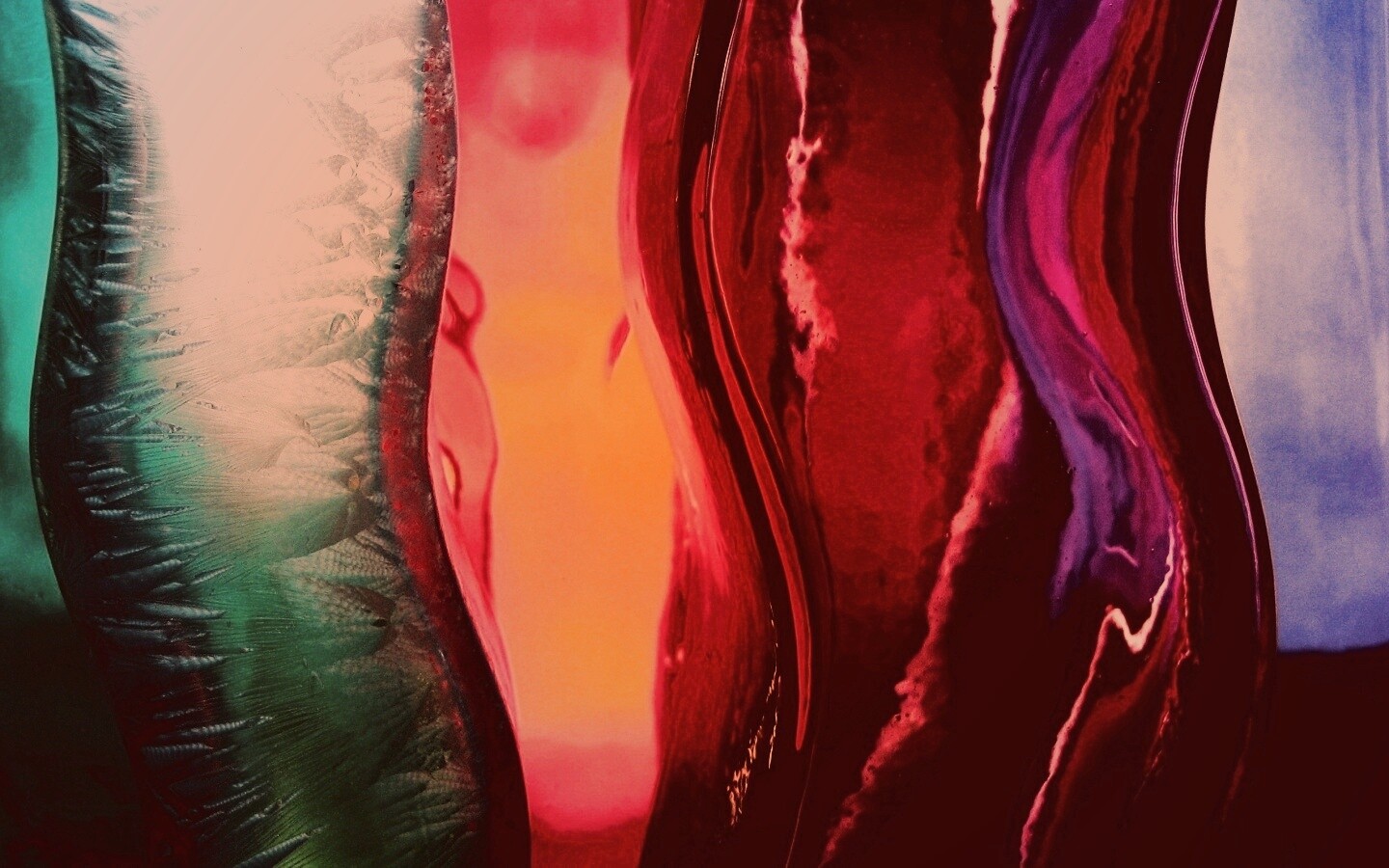 Цветные линии на стекле обои