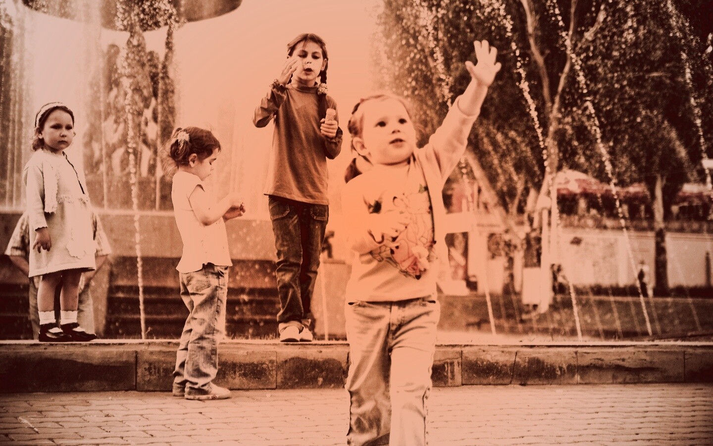 Дети у фонтана обои