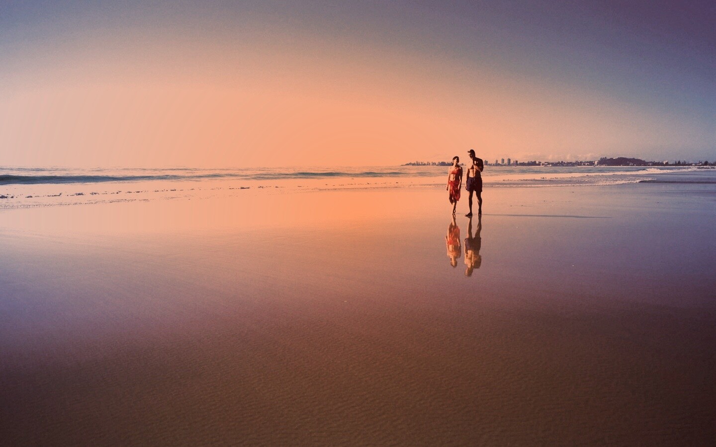 Прогулка у моря обои