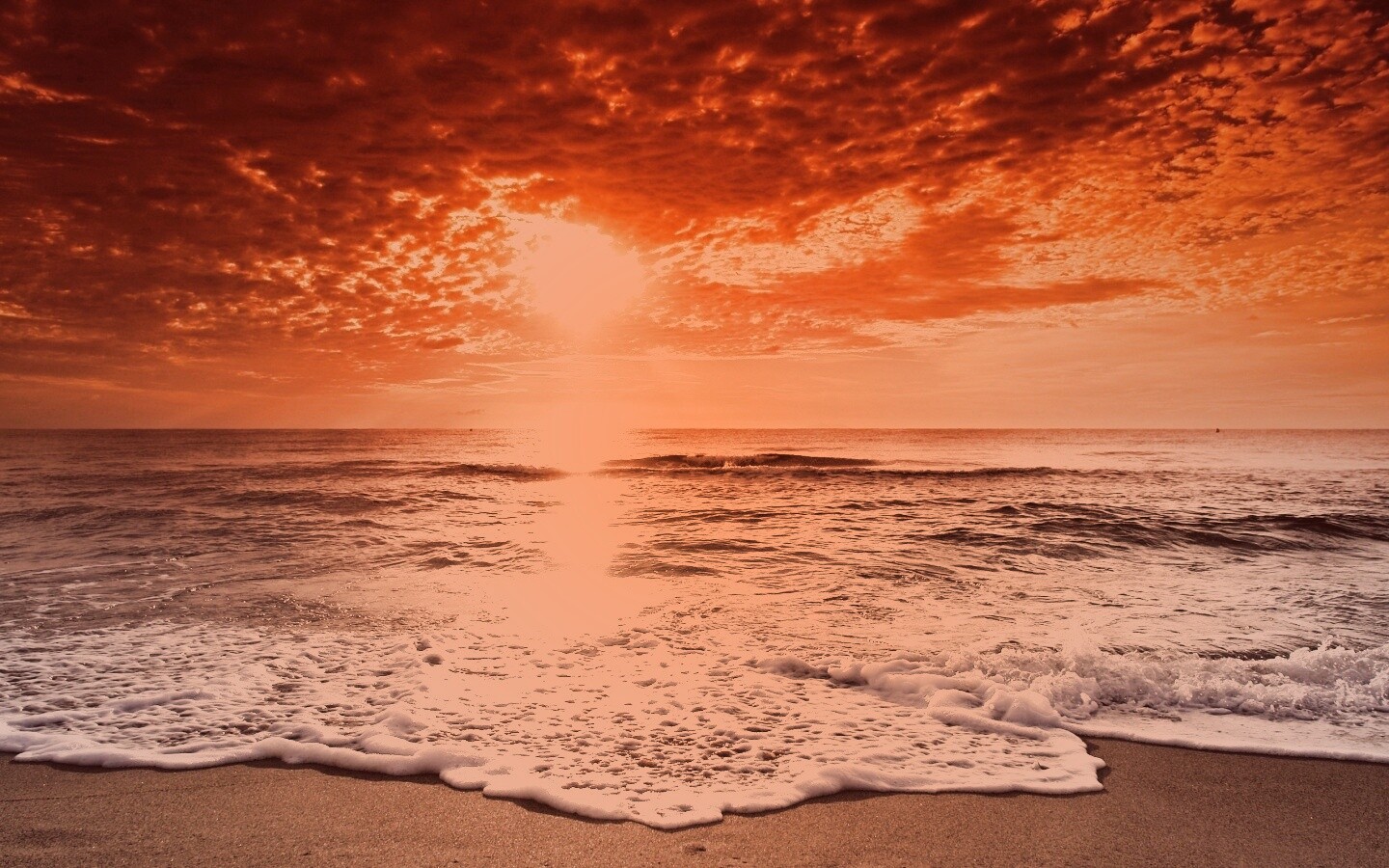 Берег моря в лучах заката обои