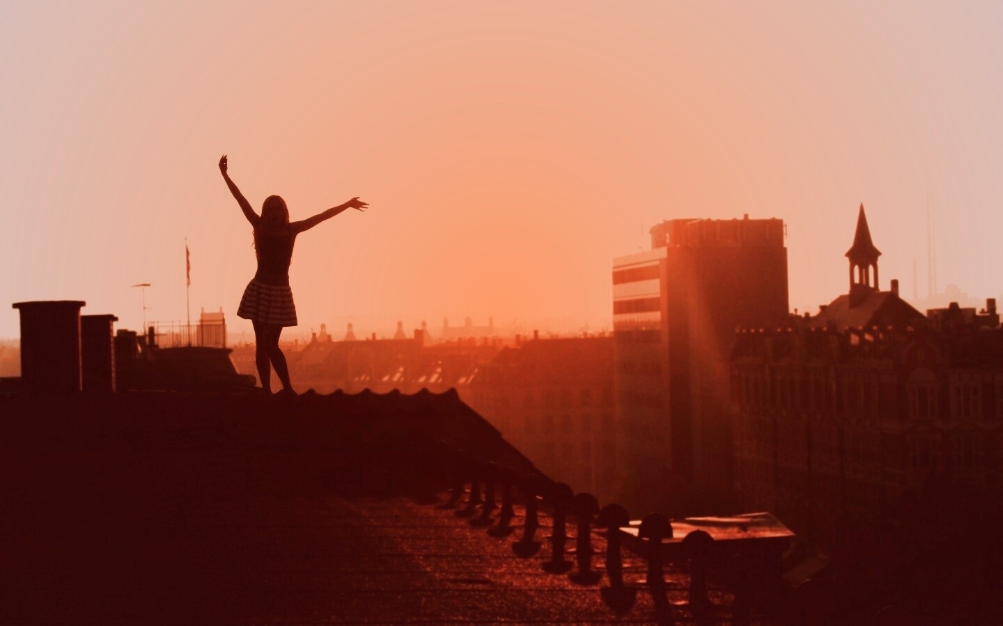 Девушка на крыше обои