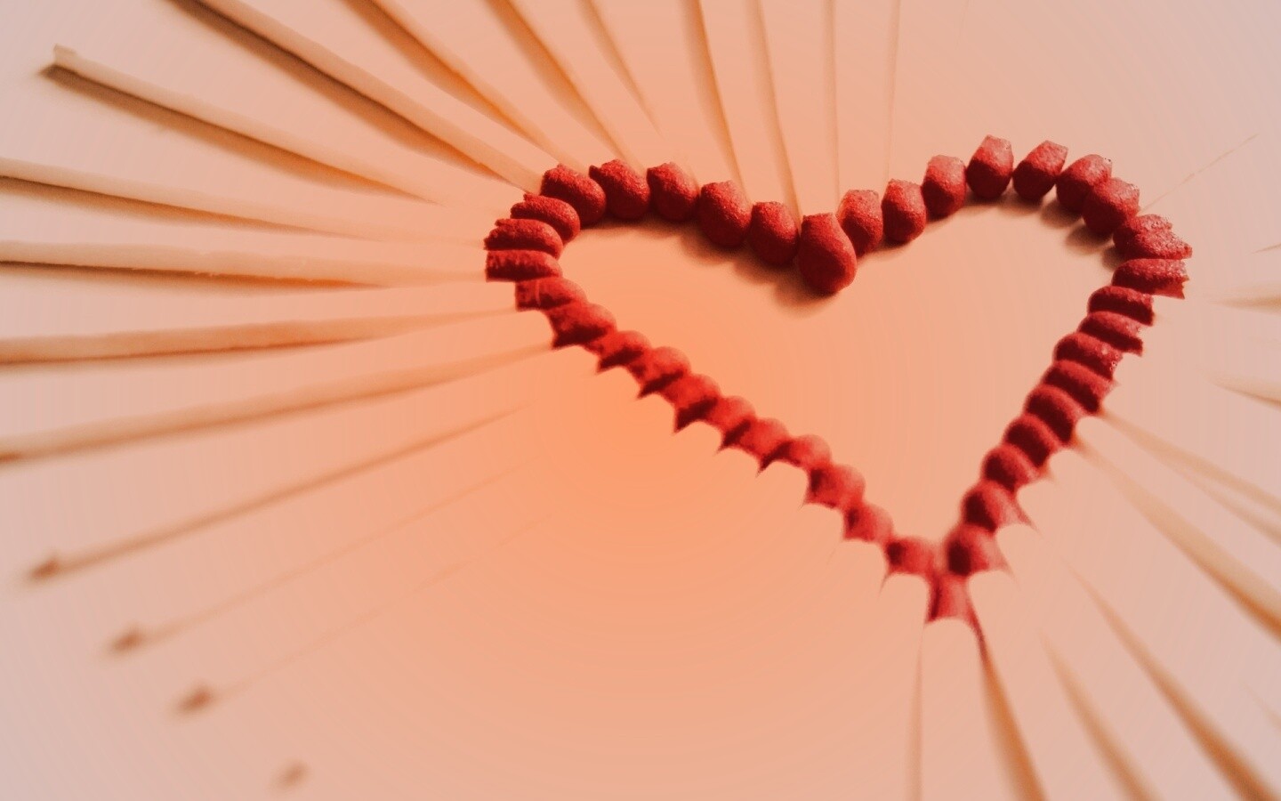 Сердечко из спичек обои