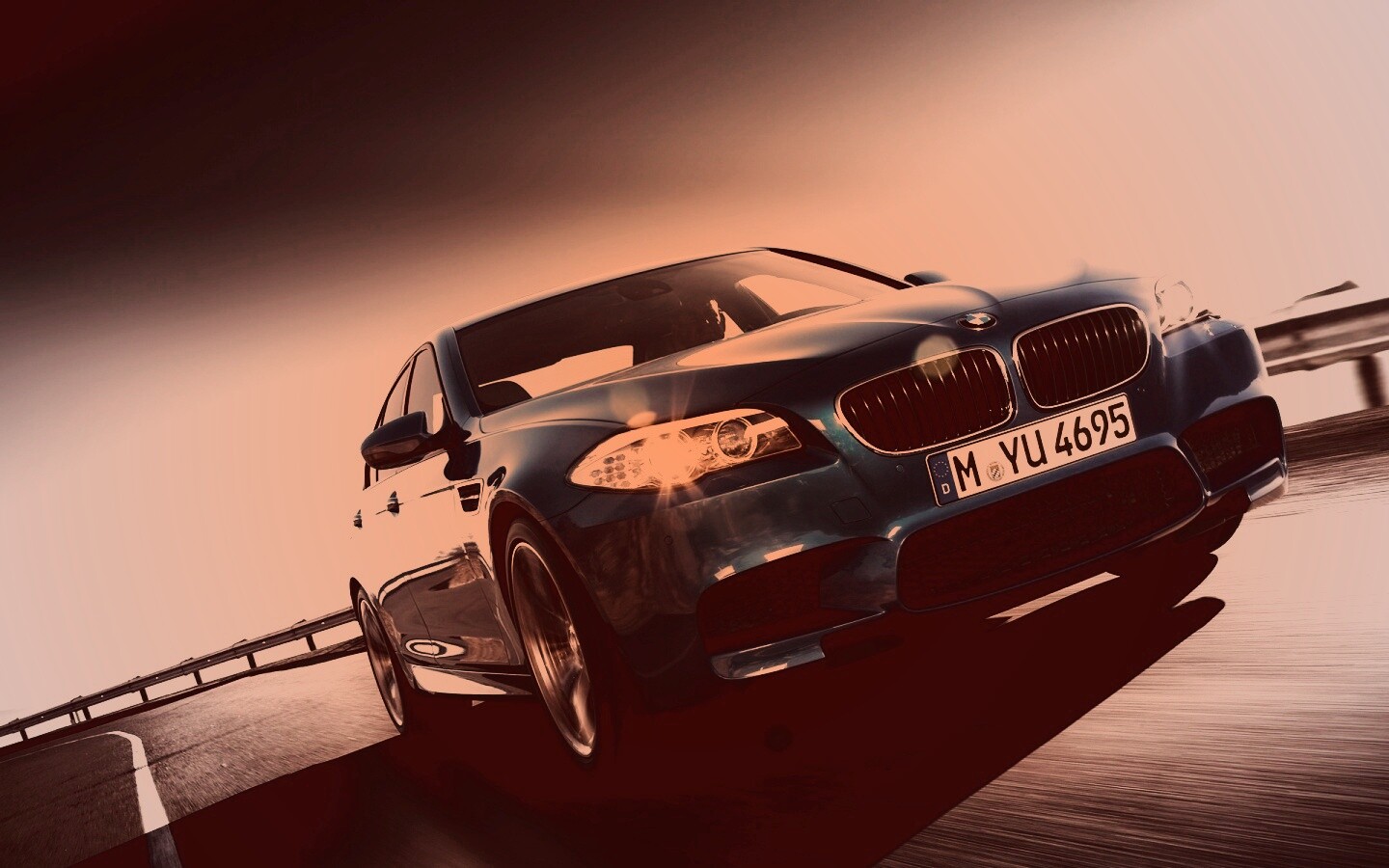 Синий БМВ на трассе обои