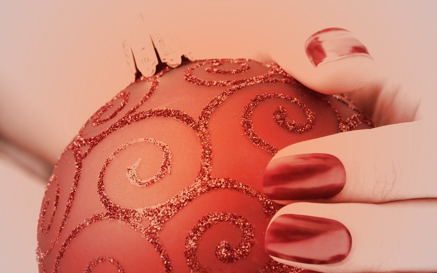 Елочная игрушка в руке обои