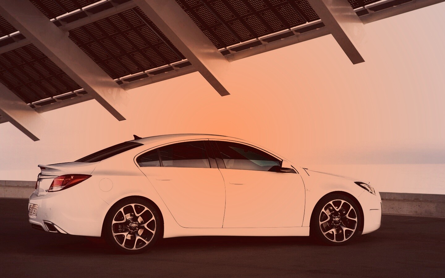 Белый седан под крышей обои