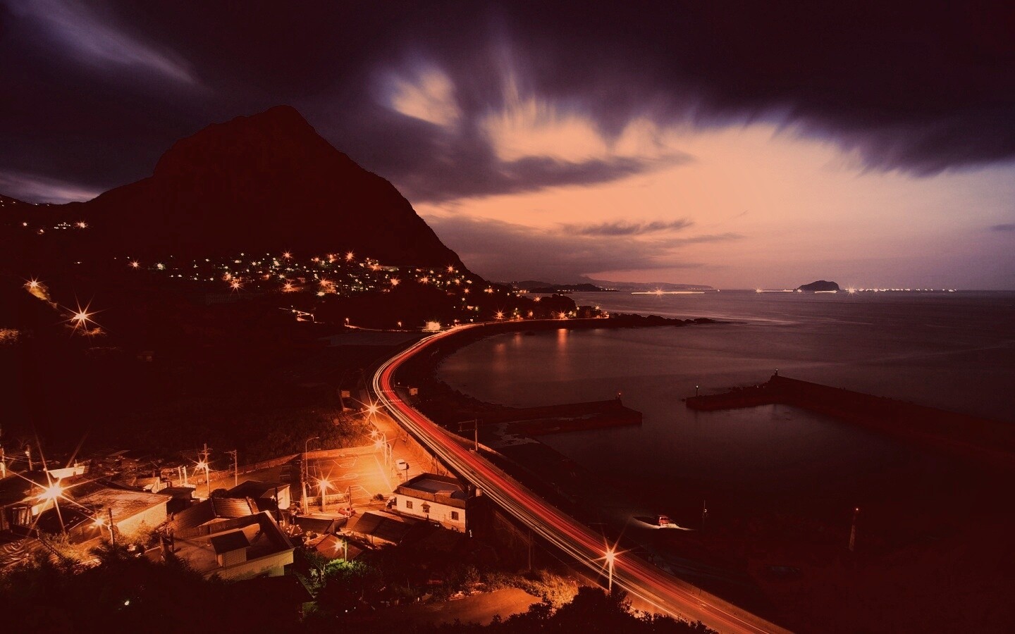 Городок у моря обои