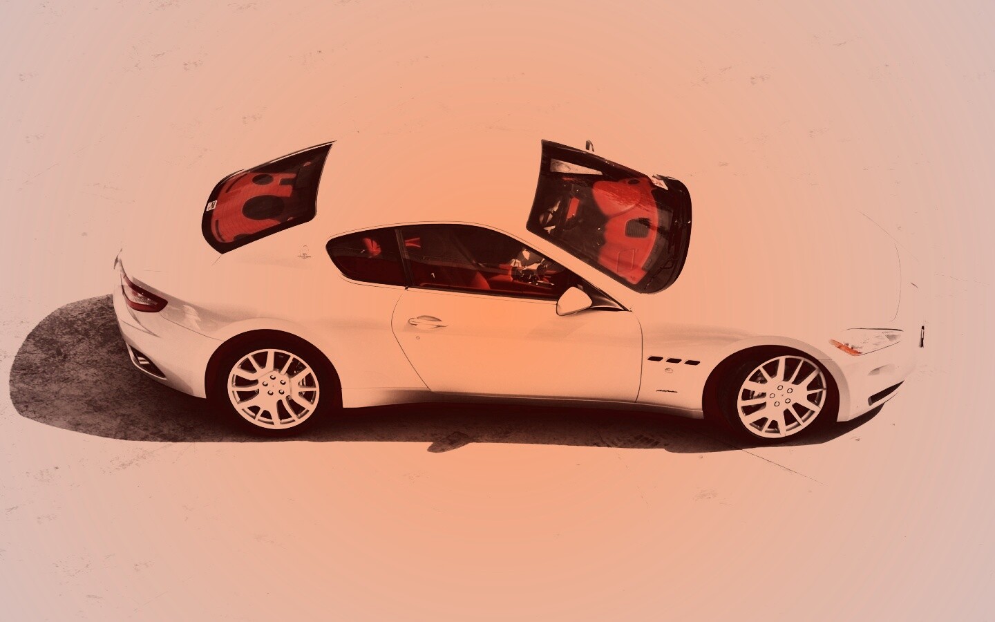 Белая мазерати на солнцепеке обои