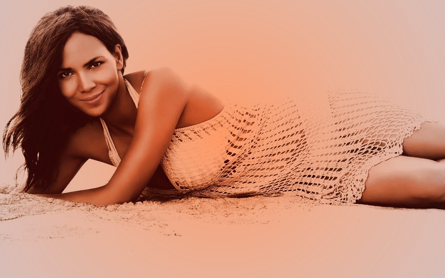 Холли Берри на пляже обои