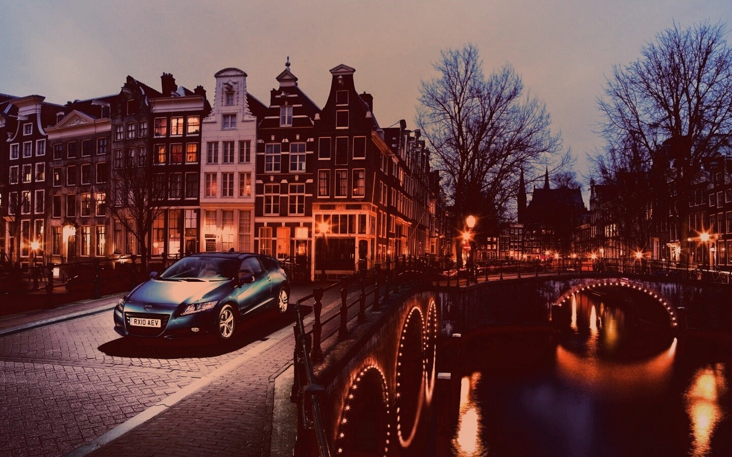 Автомобиль на мосту в свете фонаря обои