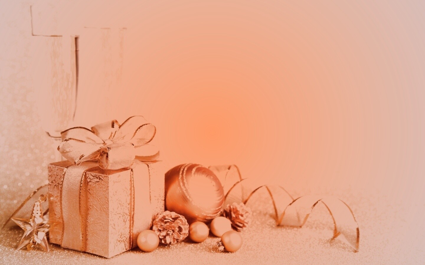 Подарок и бокалы шампанского обои