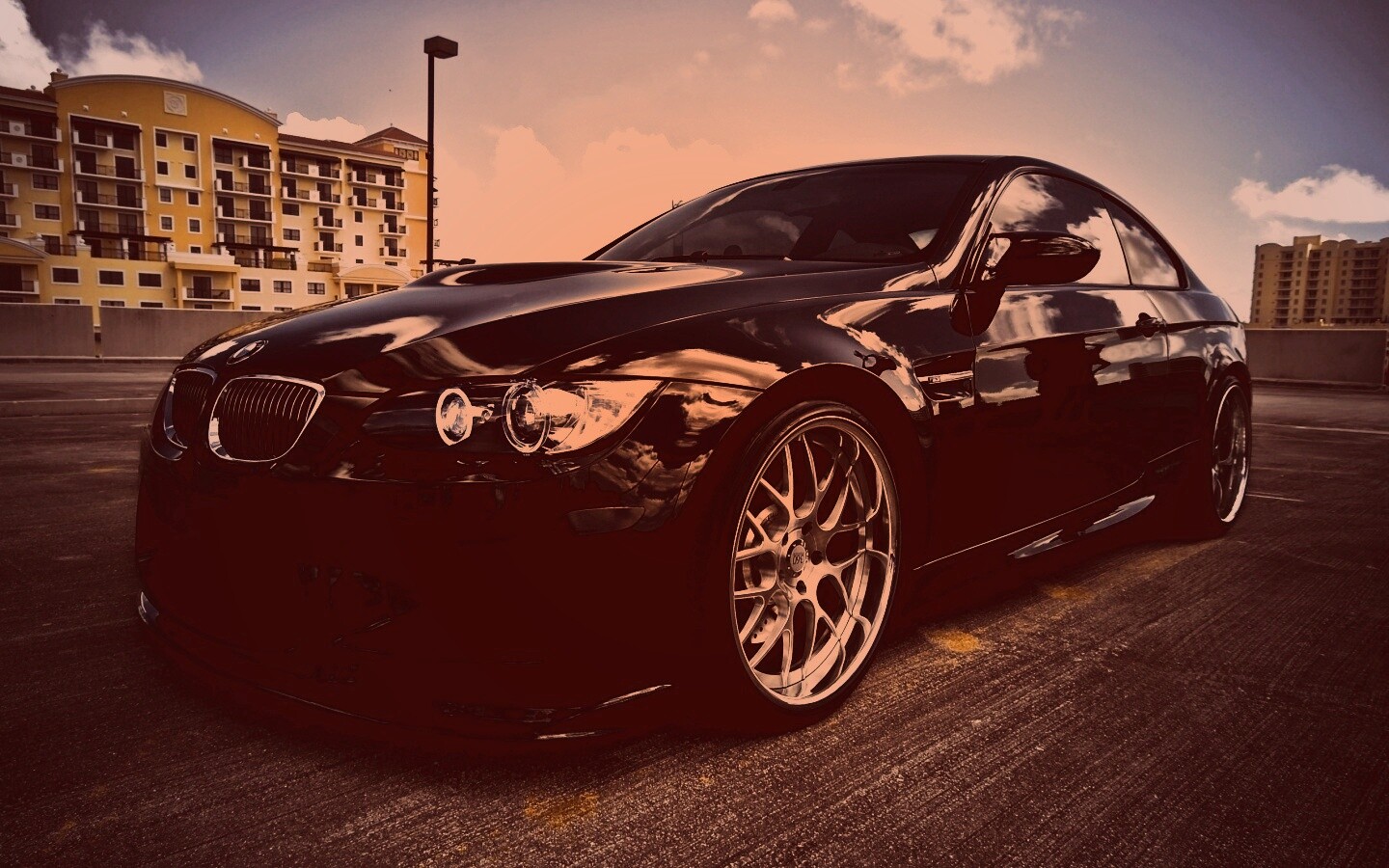 Красивый черный BMW на парковке обои