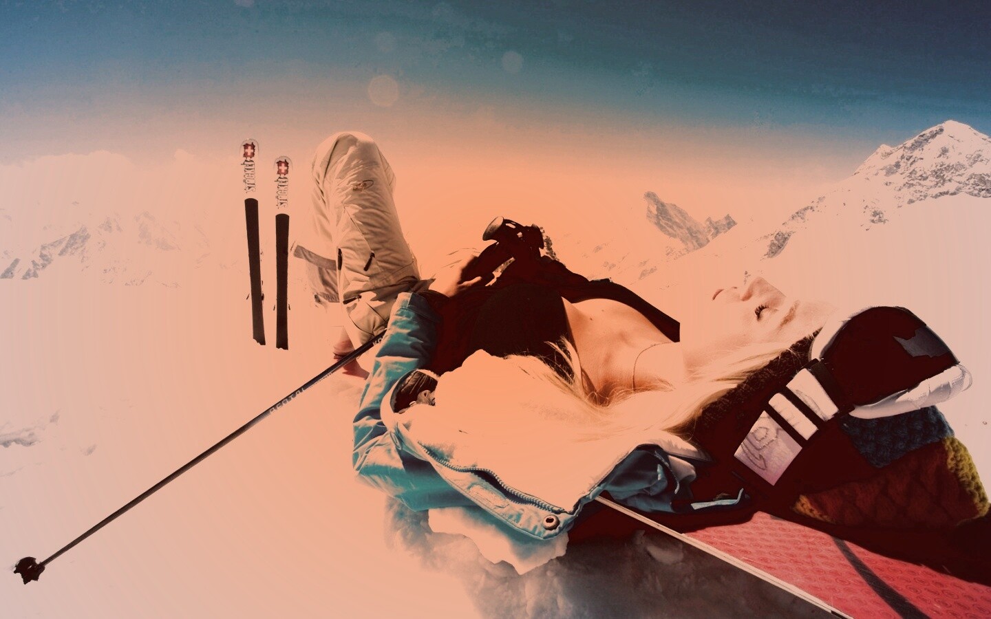 Лыжница отдыхает в горах обои