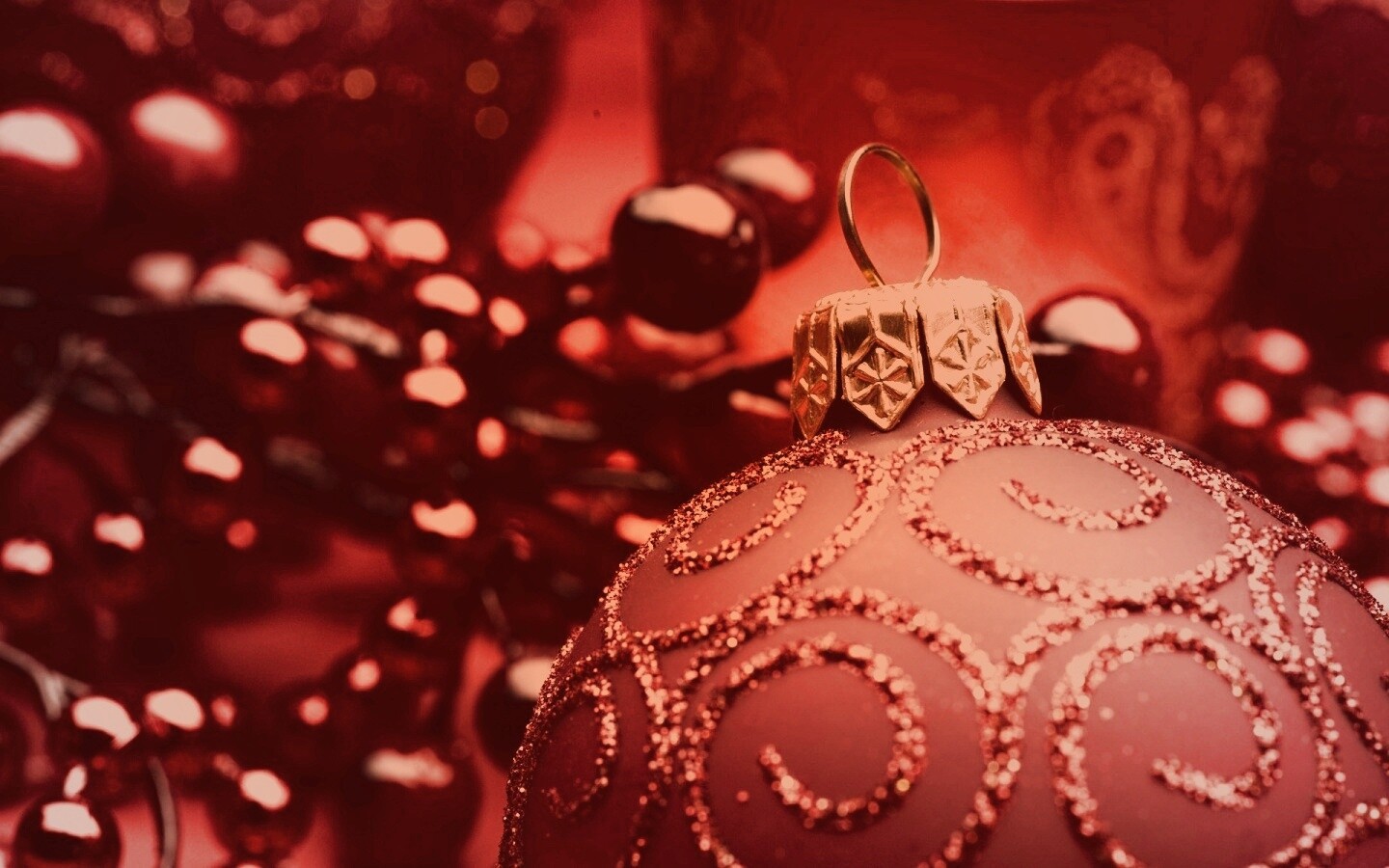 Красная ёлочная игрушка обои