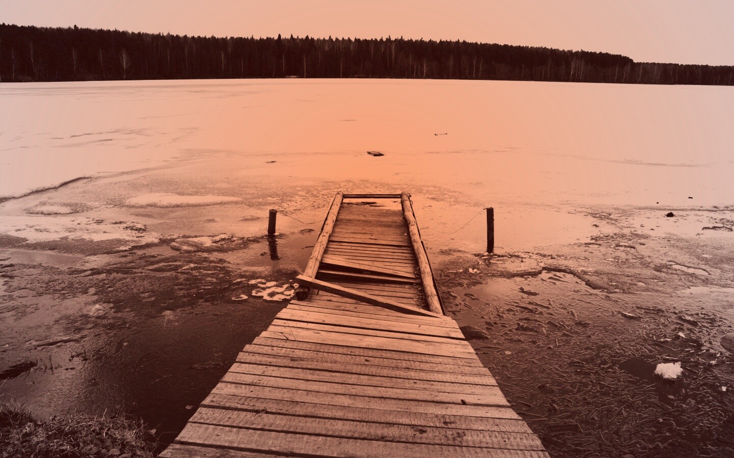Пирс на замерзшем озере обои