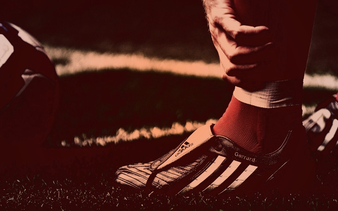 Левая нога футболиста в бутсе обои