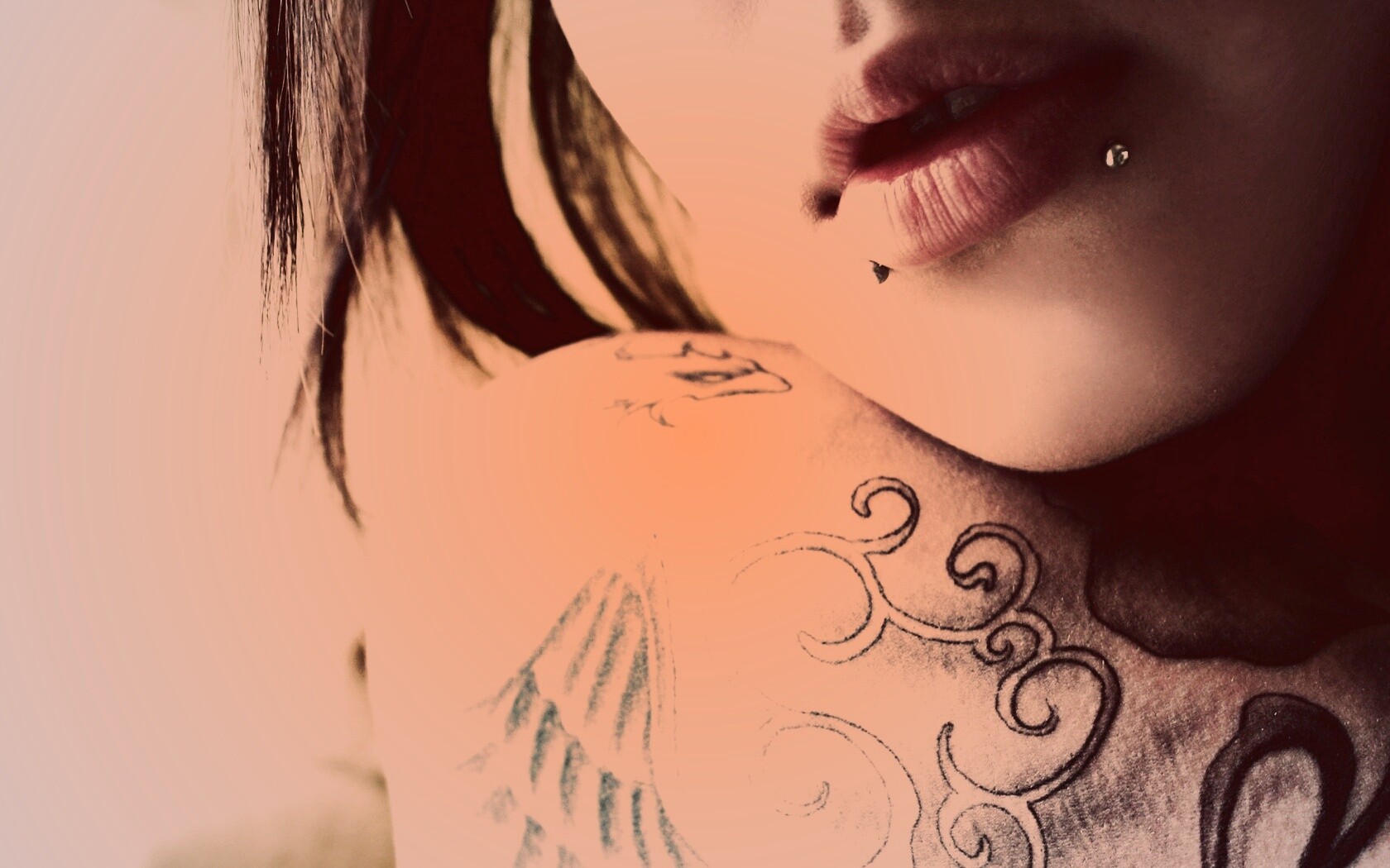 Плечо с татуировкой обои