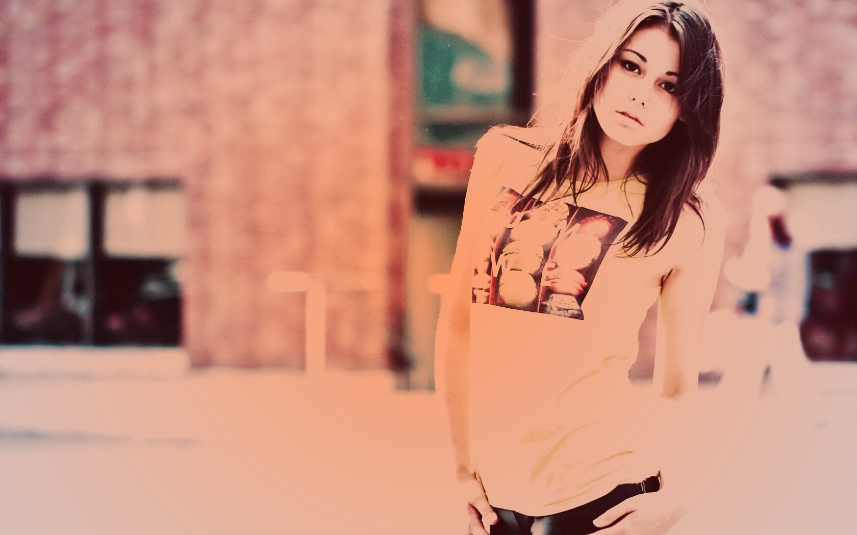 Молодая девушка в городе обои