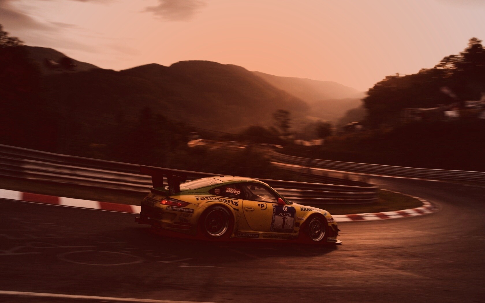 Гоночный Порше на треке обои