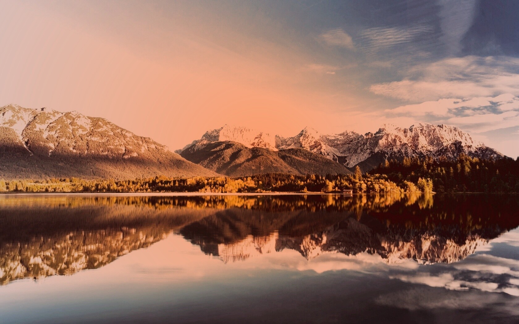 Горы отражаются в озере обои