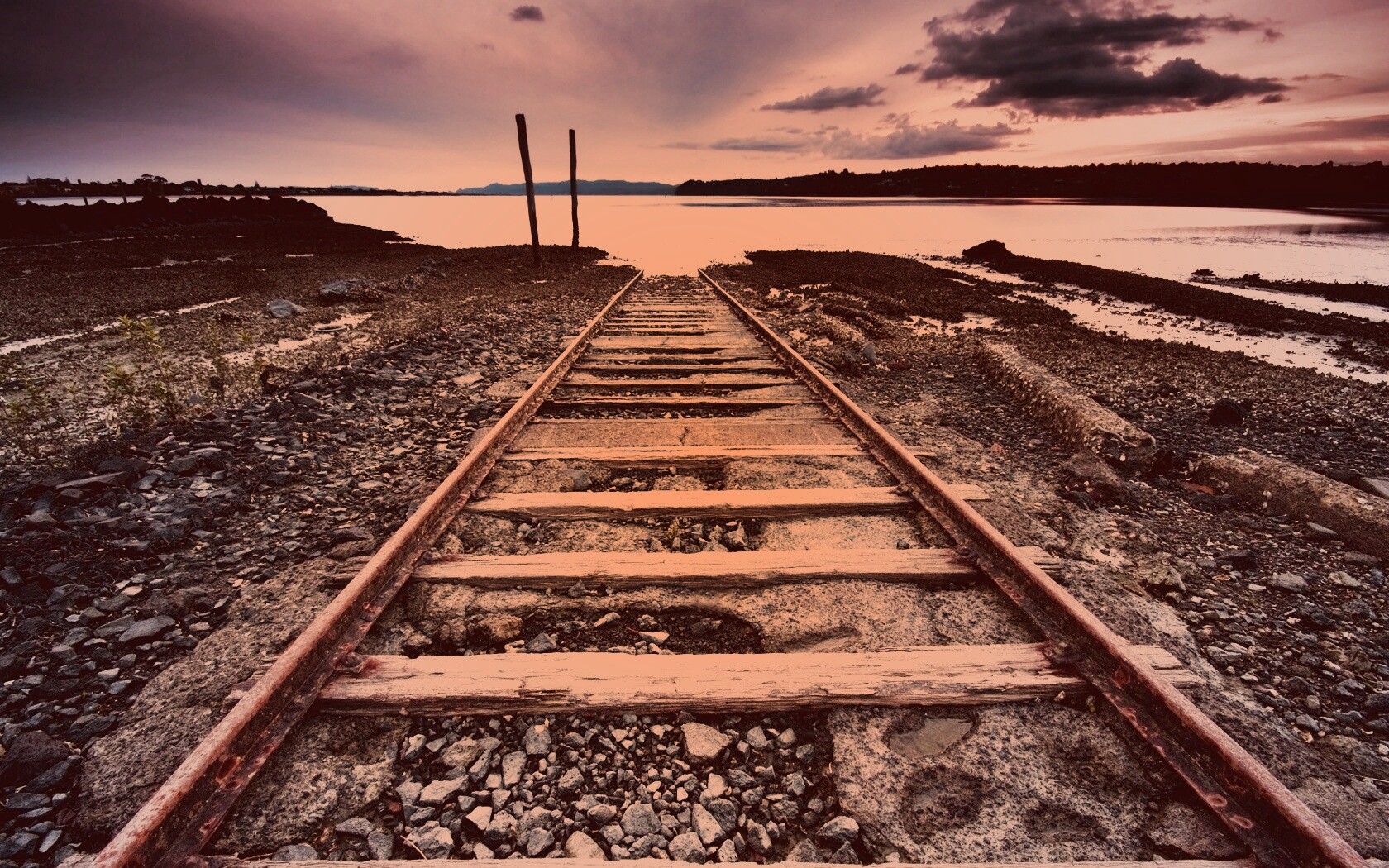 Рельсы обрывающиеся в воду обои