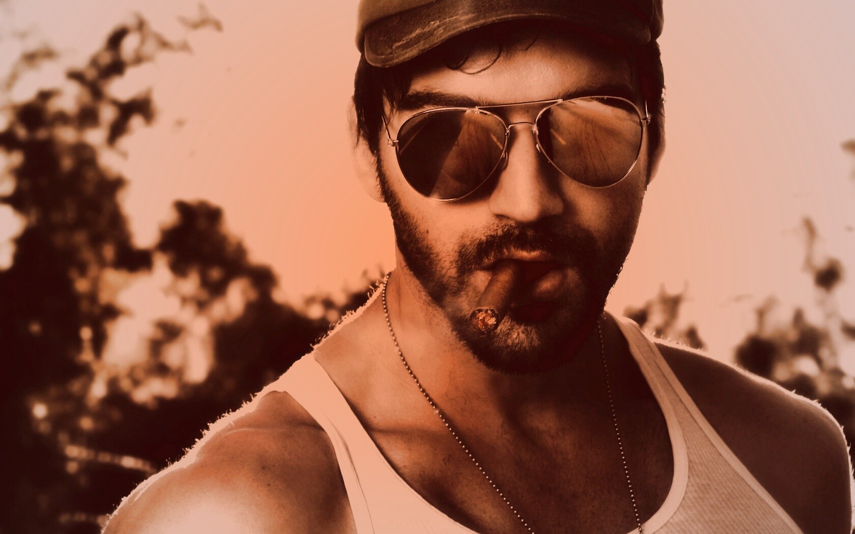 Суровый парень с сигарой обои