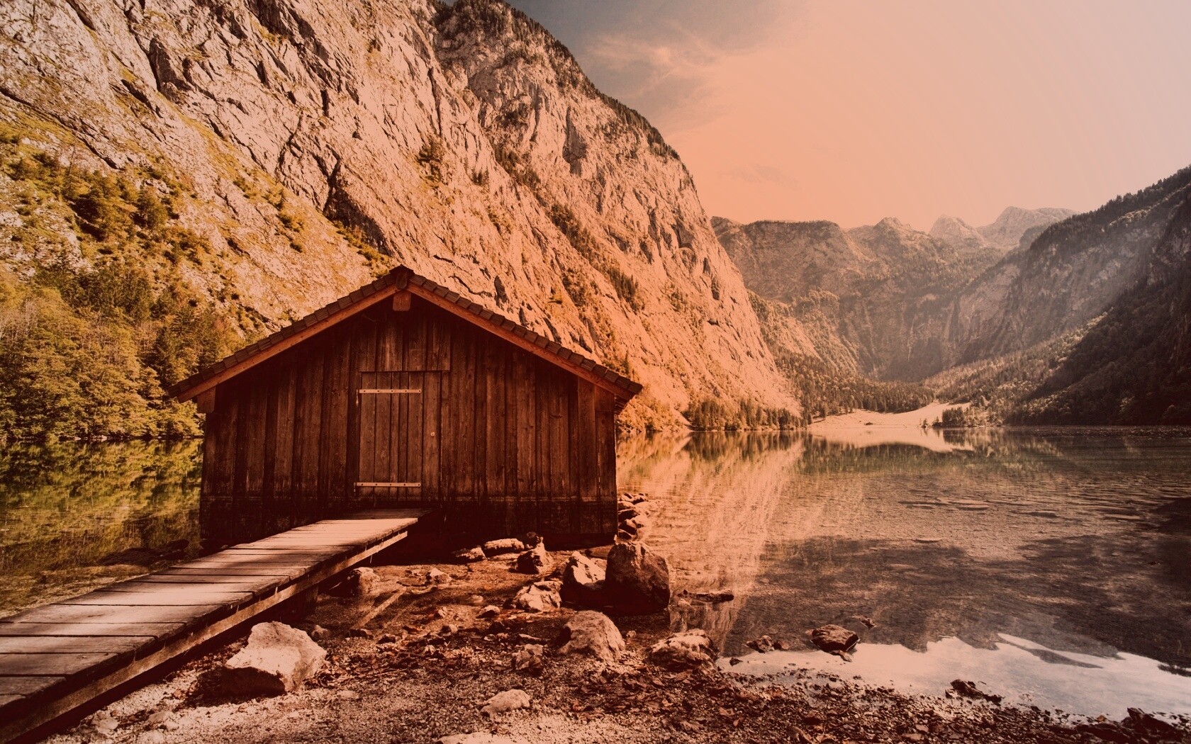 Лодный сарай на горном озере обои