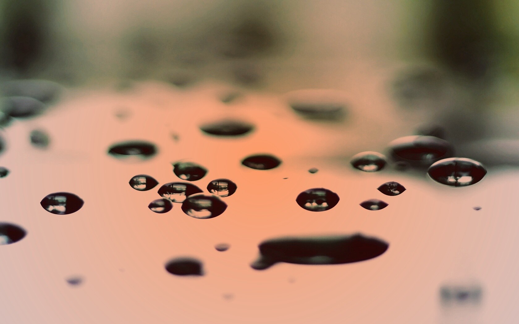 Темные капли на зеркальнйо поверхности обои
