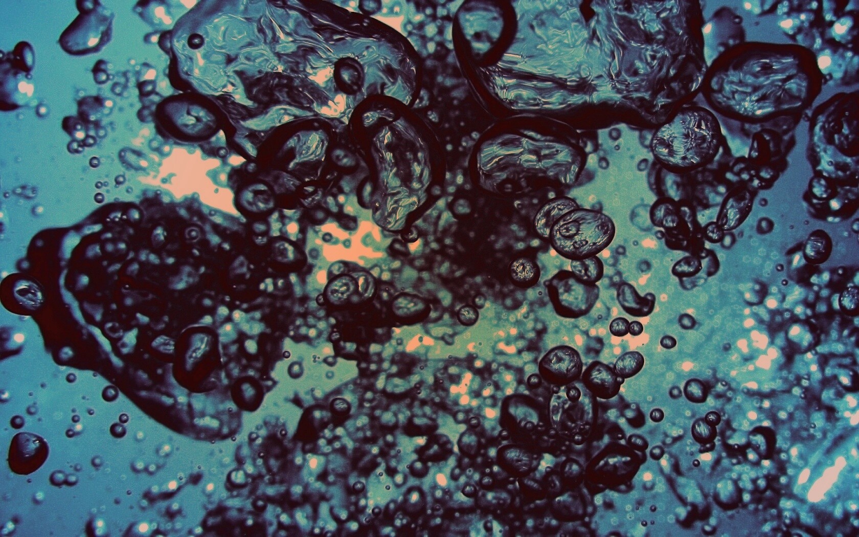 Тёмные пузыри в воде обои