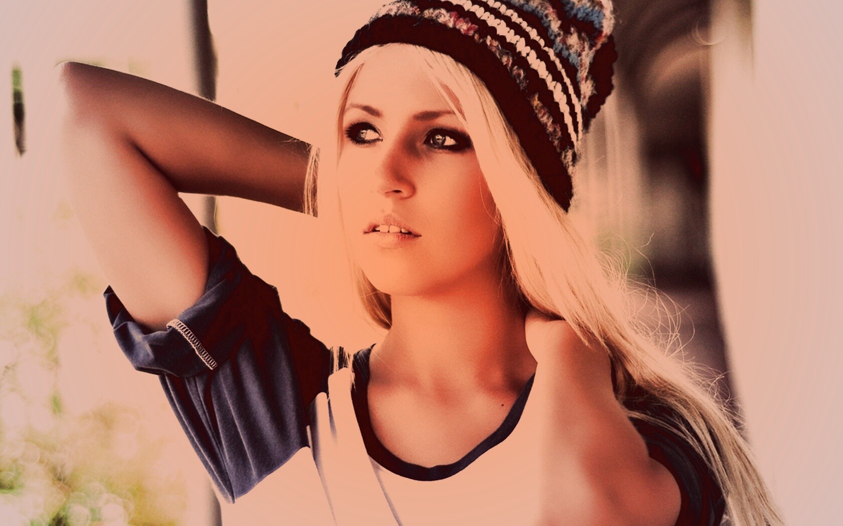 Блондинка в вязанной шапке обои