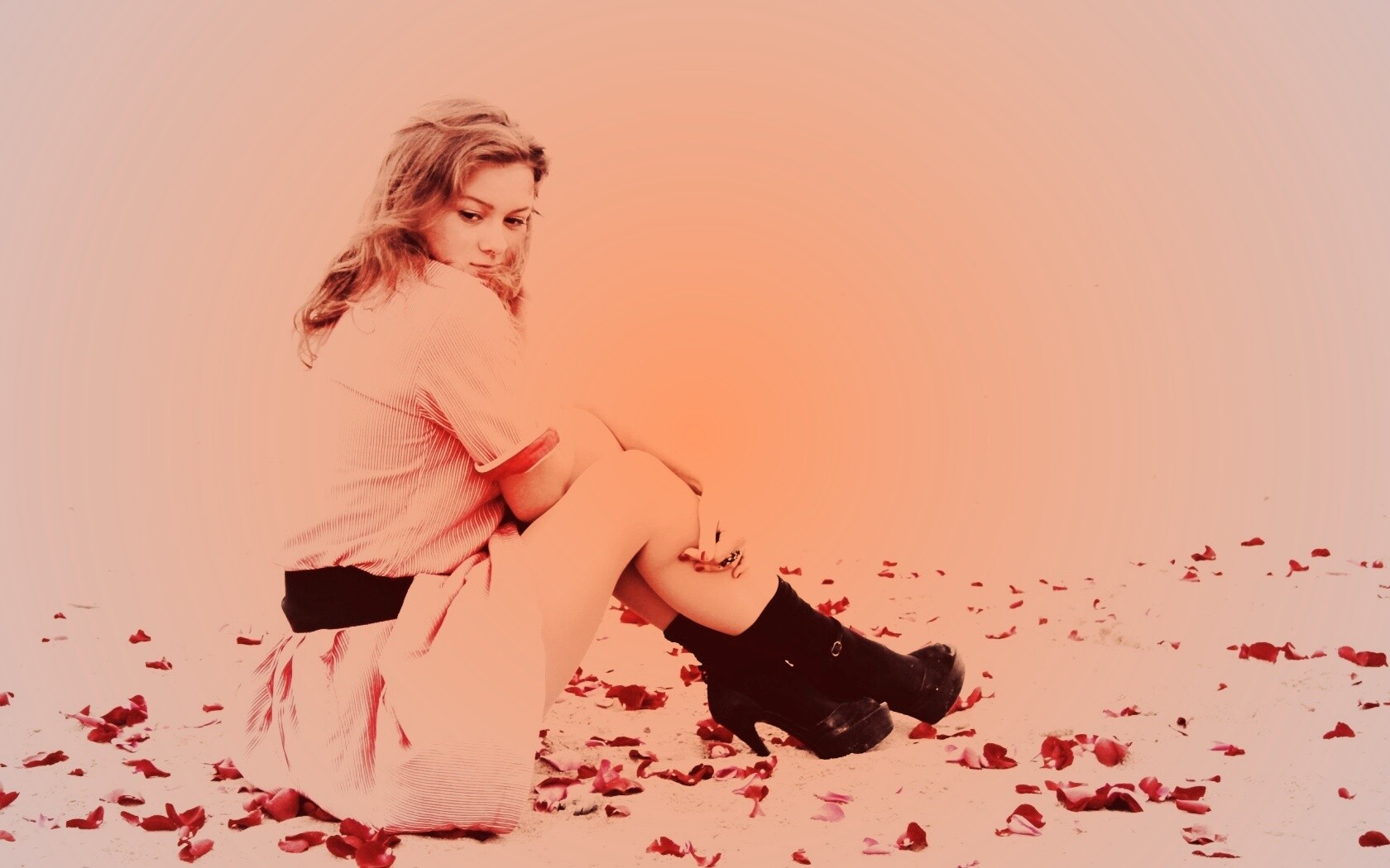 Девушка среди лепестков на пляже обои