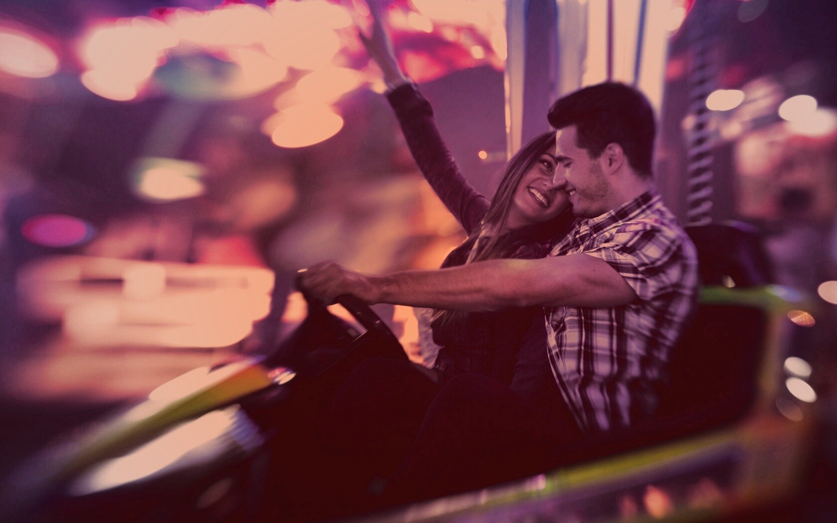 Счастливая пара на аттракционах обои