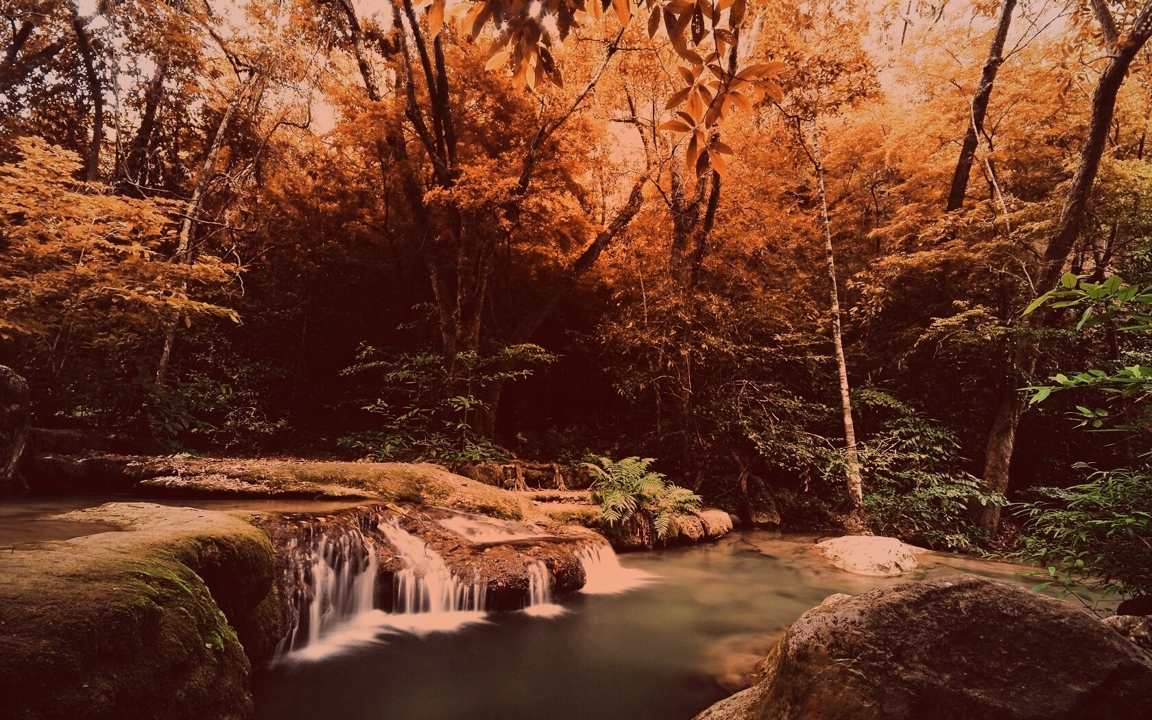 Водопадик в осеннем лесу обои