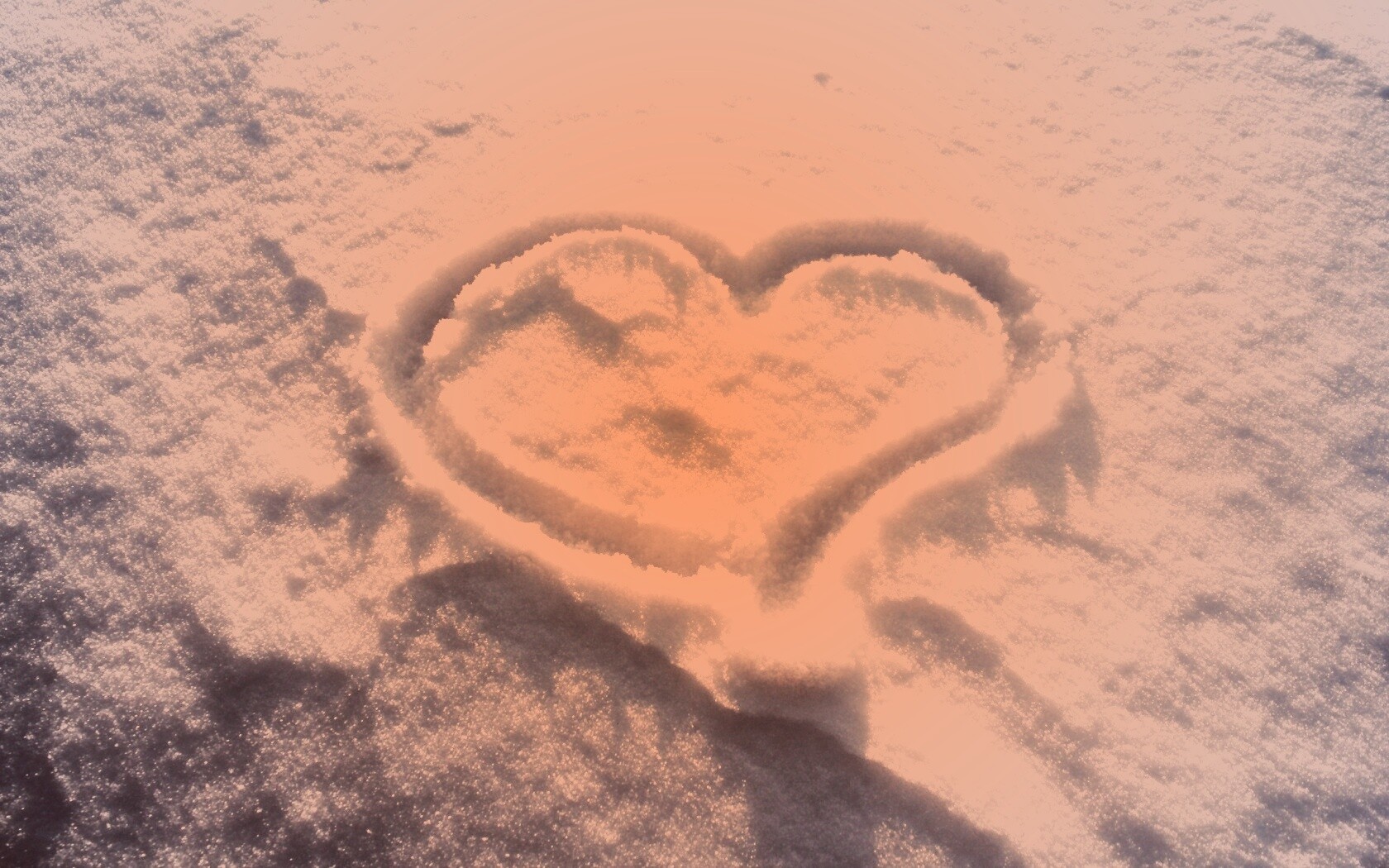 Сердечко на снегу обои