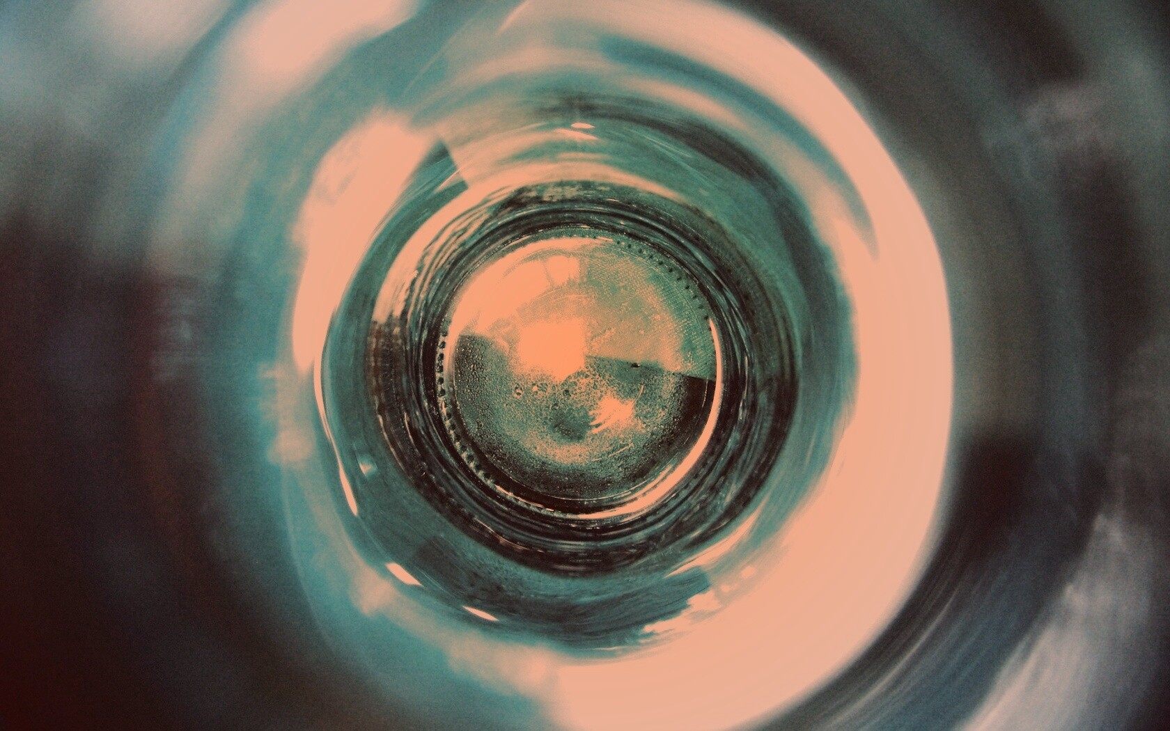 Дно стеклянной бутылки обои