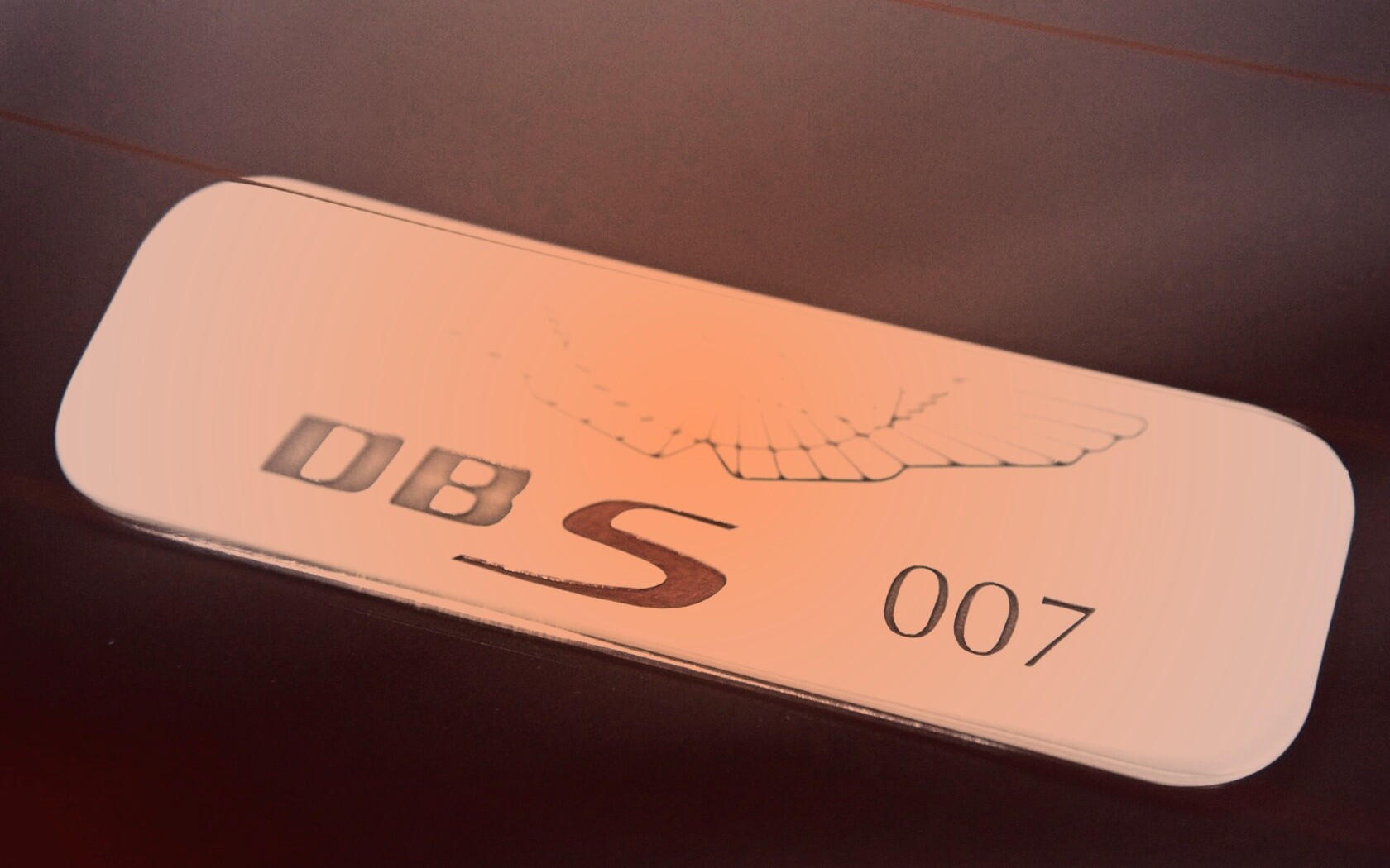 Астон Мартин Джеймса Бонда, табличка обои