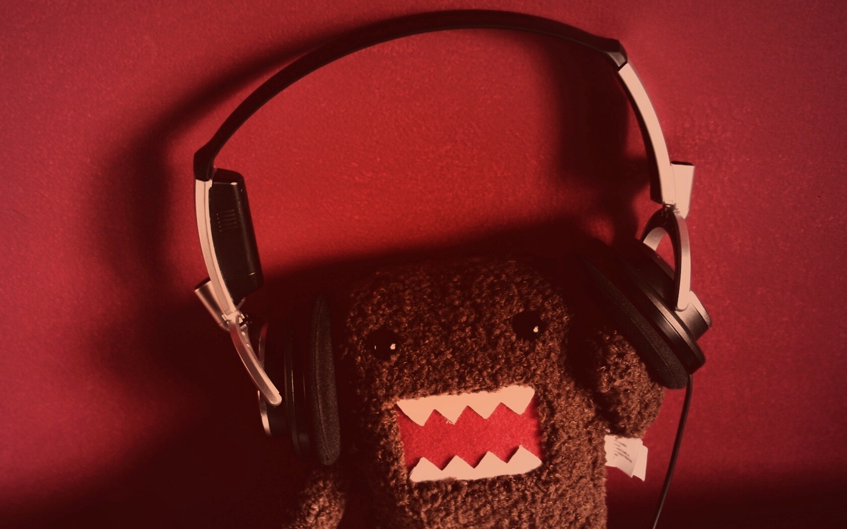 Демокун в наушниках обои