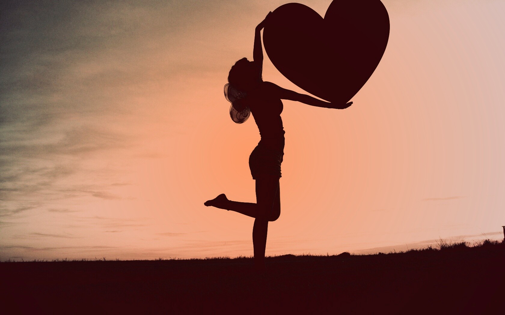 С сердцем в руках обои