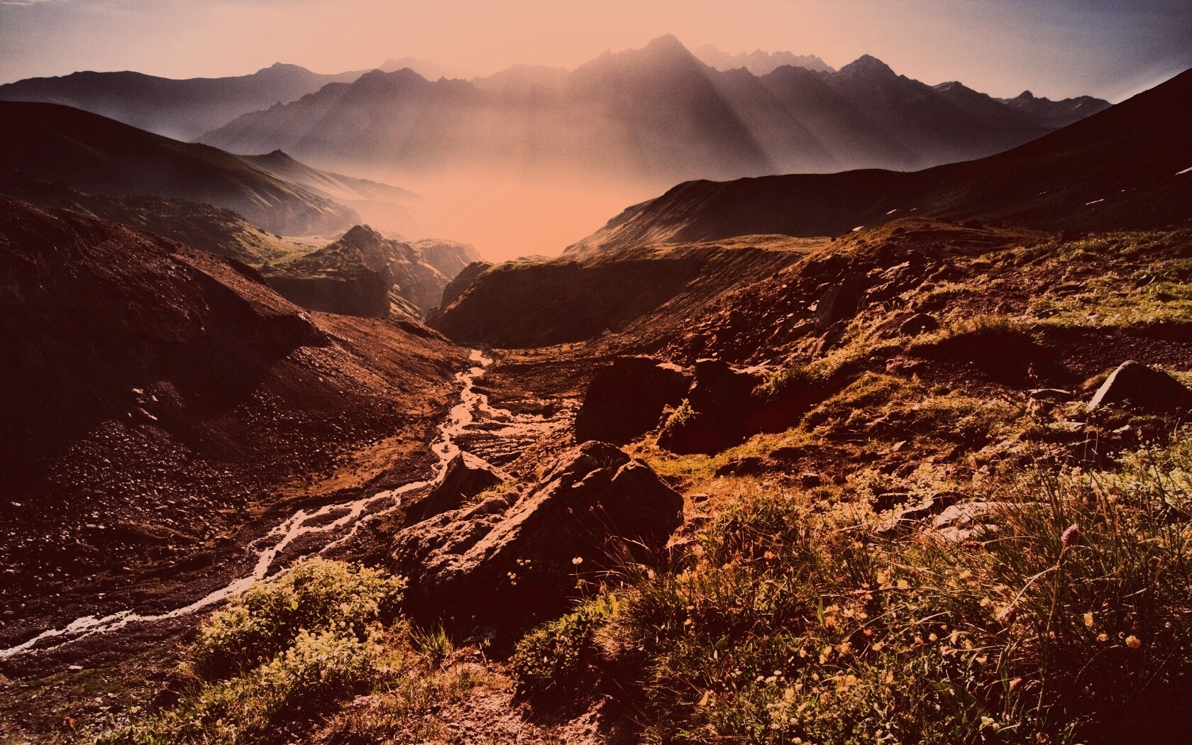 Горы и ручей обои