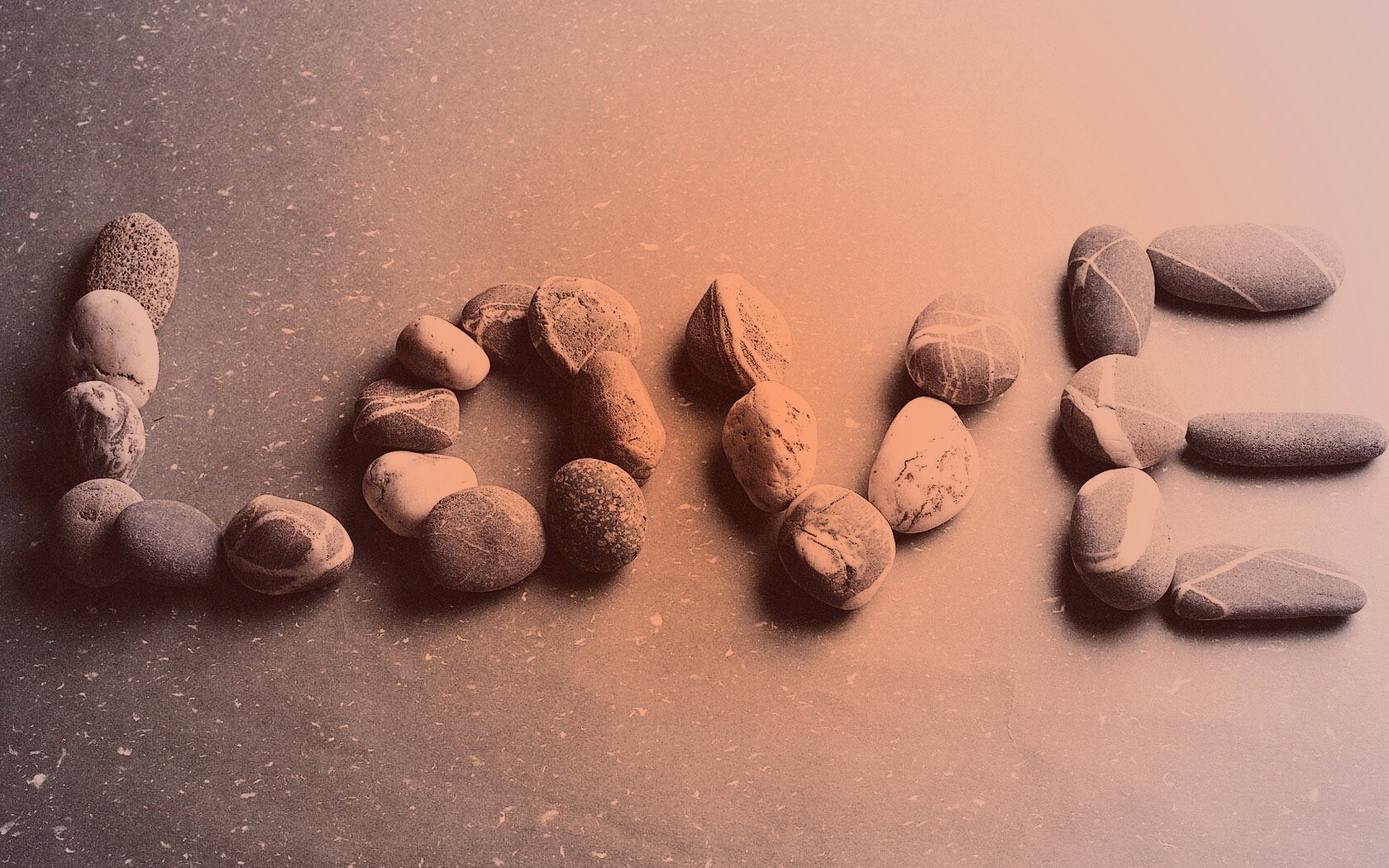 Слово "любовь" выложенное камнями обои