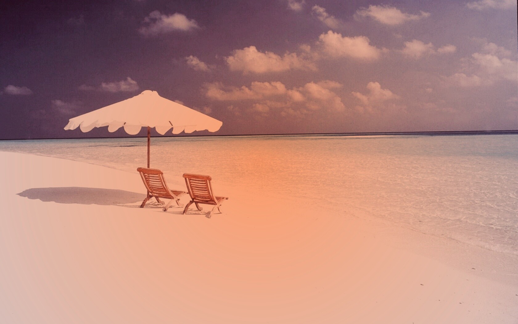 Песчаный пляж с двумя жезлонгами обои