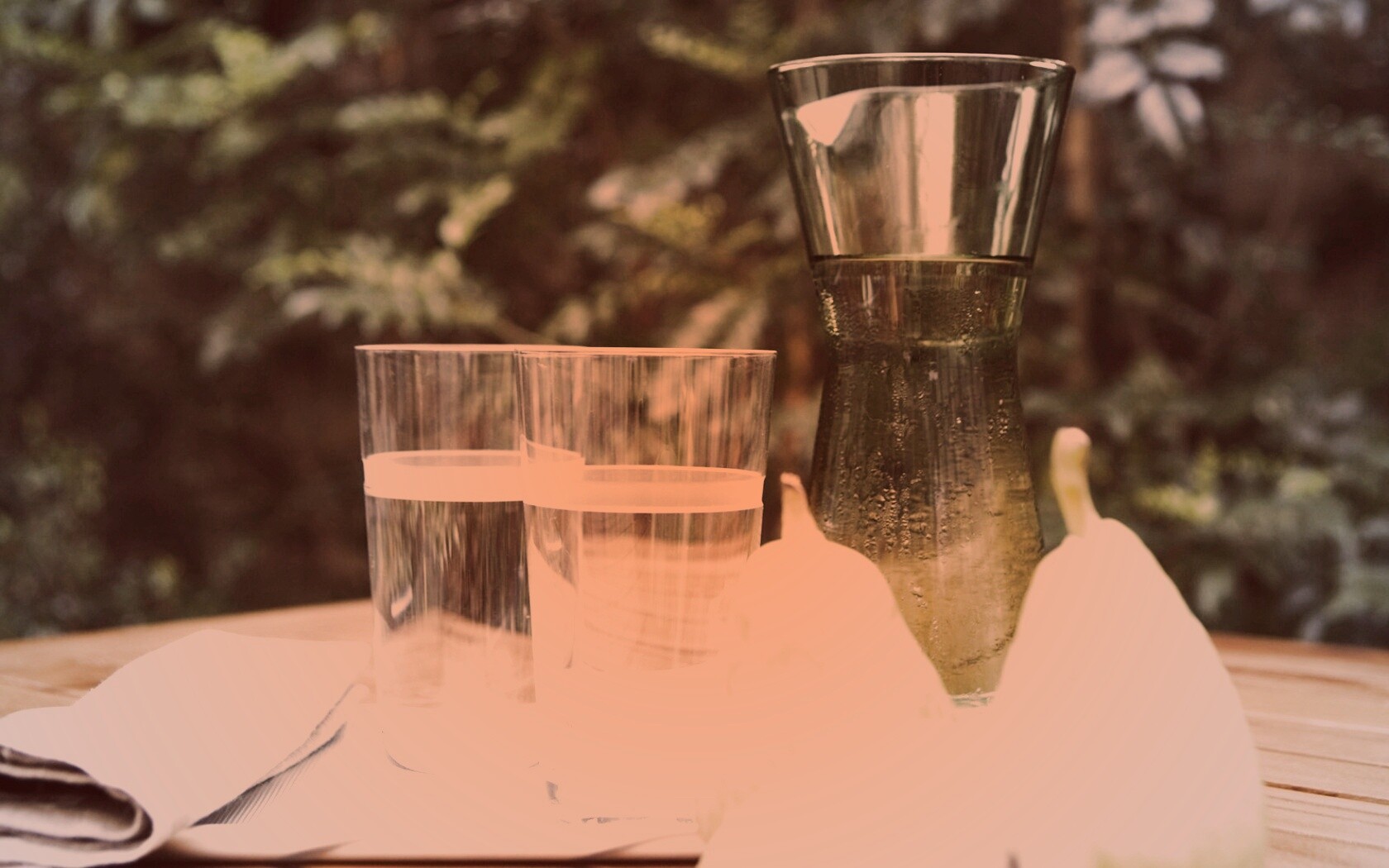 Стол с грушами обои